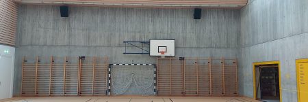 Sound reinforcement in sports halls with 15″ installation speakers